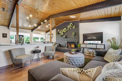 Central Colorado Springs Casa | Lion Lodge - Prime Spot Game Room Hot Tub Fire Pit