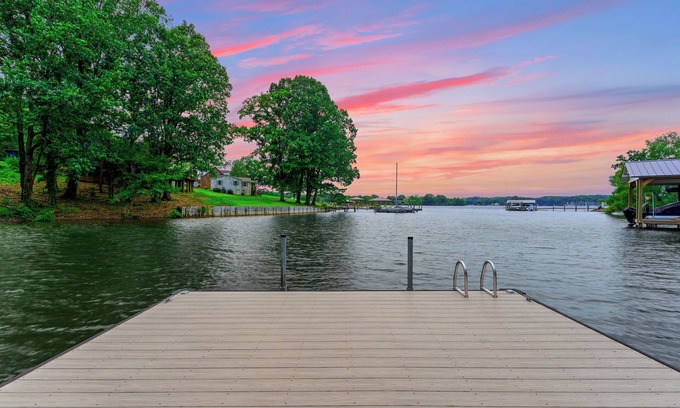 Denver Casa | White Lotus by SoCharm | *NO BOOKING FEES* Luxe Retreat with 300ft of Waterfront Views & Pickleball