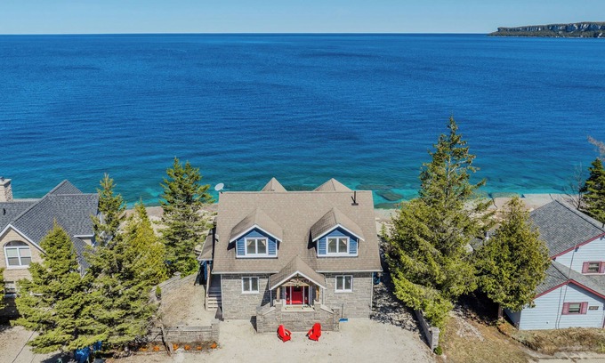 Lion's Head Cabina | Lion's Den Luxury Waterfront Oasis w/ Hot Tub