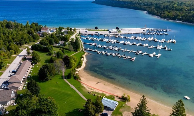 Lion's Head Hotel | Lions Head Beach Motel & Cottages