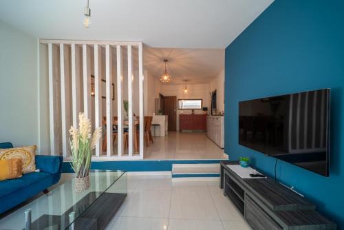 Neapolis Apartamento | LIORA 2 Bedroom Apartment in Central Limassol with Balcony 5Gbps Fiber WiFi Private Parking and Air Conditioning Just 250m from the Beach