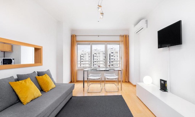 Sao Domingos de Benfica Apartamento | Lisboa, Cidade, Elegant Apartment with Air Cond, Free WIFI and Near Metro, by IG