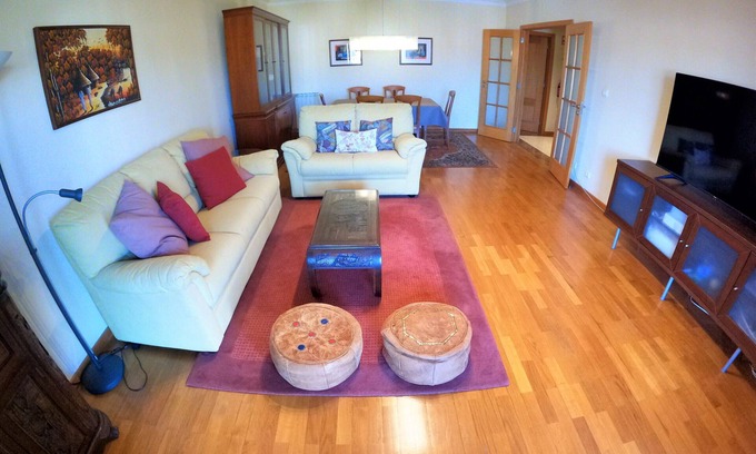 Alges Apartamento | Lisbon, 2 bedroom apartment w/ balcony in Algés