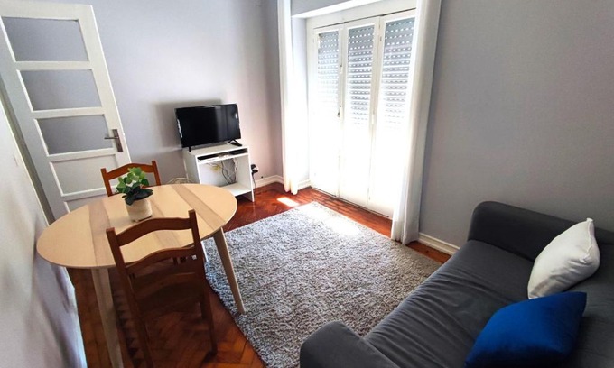 Reboleira Apartamento | Lisbon traditional T2 with balcony in Damaia, Lisbon