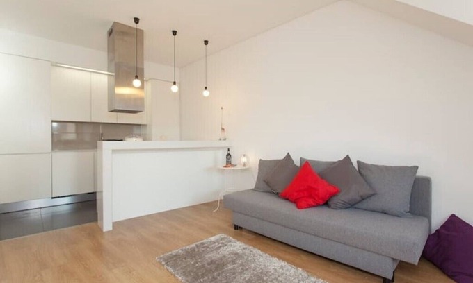 Pena Apartamento | Lisbon Windmill Apartments (White) Elegante y luminoso apartamento dúplex