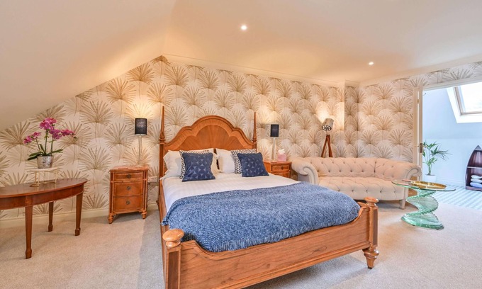 Torquay Cabaña | Lisburne Place Luxury Town House - sleeps up to 6 in three bedrooms. Two bathrooms.