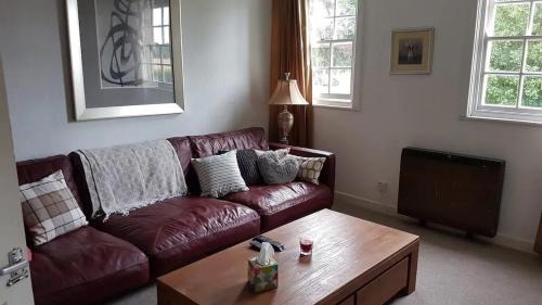 Himley Apartamento | Listed lodge building overlooking Himley Park