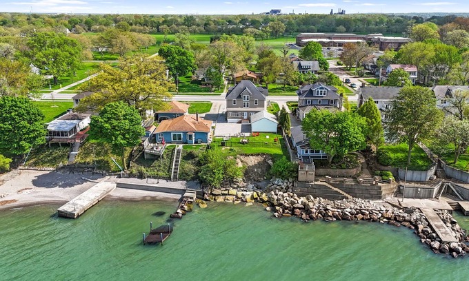 Lorain Casa | Lita's Lake Home-Walk to Century Park and Beach!