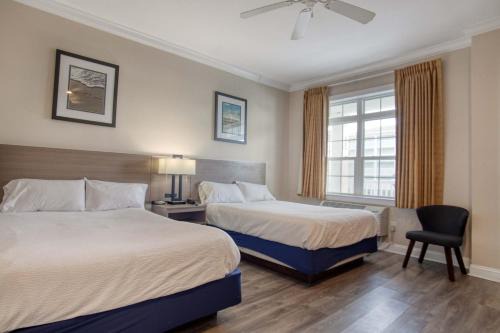 North Litchfield Beach Casa | Litchfield Beach 2 Queen Room at Seaside Inn