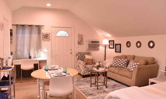 Sherman Oaks Casa | Lite y Airy Sherman Oaks Estudio w / jardín, cerca de Universal Studios.