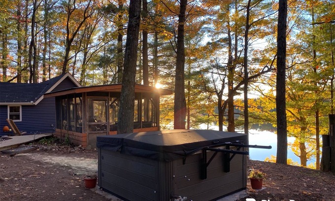 Jim Falls Casa | Liten Stuga ~ Romantic Getaway ~ Hot Tub with Stunning Lake View ~ Dog Friendly
