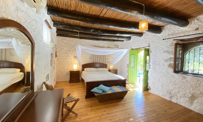 Aspros Potamos Cabaña | "Lithospito" 300 years old Natura cottages spacious private garden by the river