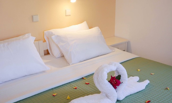 Agia Apartamento | Litinas Aprt with balcony in front of the pool
