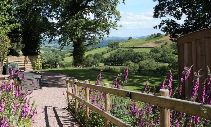 Llanfyllin Casa | Little Acorn - 5* Cyfie Farm, Luxury Shepherds Hut / Lodge with private hot tub.