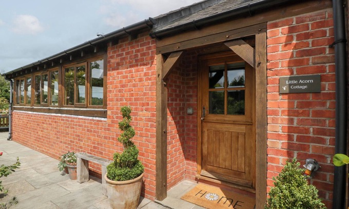 Ledbury Cabaña | LITTLE ACORN COTTAGE, pet friendly, with open fire in Ledbury