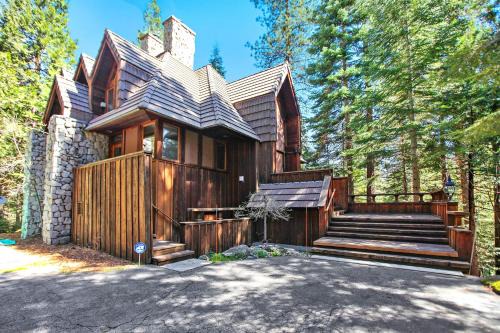 Fish Camp Casa | Little Ahwahnee Inn Entrance to Yosemite