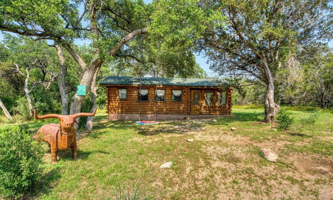 Marble Falls Cabina | Little Arrow: Cozy Getaway with Lakeside Charm!