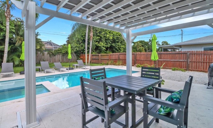 Naples Park Cabaña | Little Beach House w/ POOLandSPA - Vanderbilt Beach