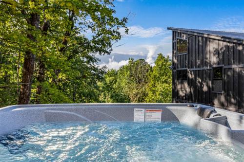 Cosby Casa | Little Bear Lodge, 3BR2BA private cabin in Cosby, TN Gorgeous outdoor space, fire pit, hot tub