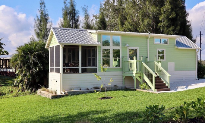 Stuart Casa | Little Bit on Paradise - Cozy canal front little house with 3 beds