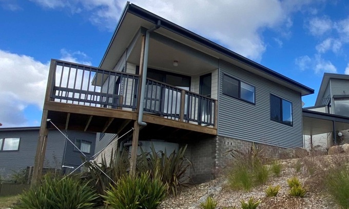 East Jindabyne Cabina | Little Bivvy located high up in Tyrolean Village with spectacular views over Lake Jindabyne