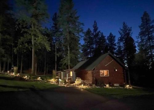 Post Falls Casa | Little Cabin in the Woods.