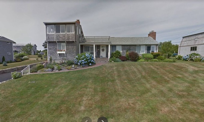 Little Compton Casa | Little Compton: Sweeping ocean view, 5min walk 2 beach, big yard w/ patio, 4 BRs