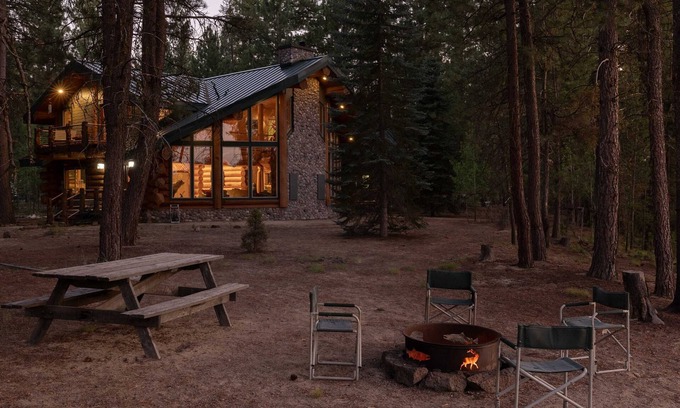 La Pine Cabina | Little Deschutes Wildlife Lodge - Riverfront Cabin