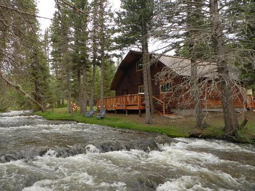 Red River Casa | Little Elk Horn on the River - Pet Friendly - WiFi - Washer - Dryer - Fireplace - Grill