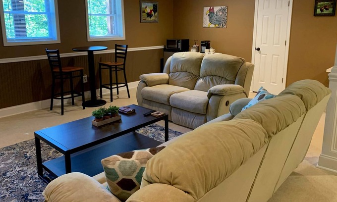 Canton Casa | Little Farm 🐔 Cozy King Bed private driveway/entry