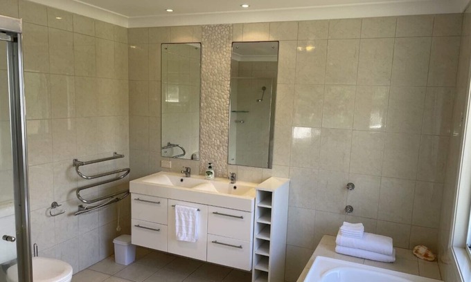 Lake Cathie Casa | Little Gems whole house accomodation 200m from beach!