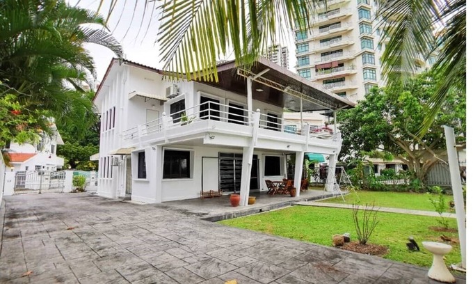 Tanjung Bungah Villa | Little Heaven by Sky Hive, una villa frente a la playa