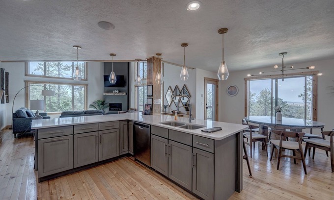 Lead Chalet De Esquí | Little Hope 4BR Chalet at Terry Peak with Jacuzzi Hot Tub - Sleeps 14