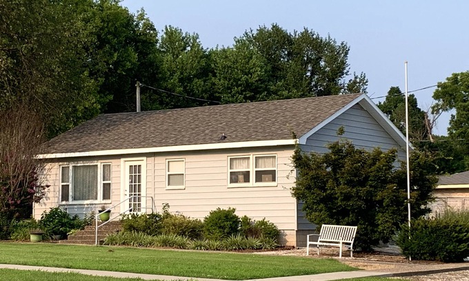 Prairie Grove Casa | Little House In The Grove Private, Comfortable, Squeaky Clean!