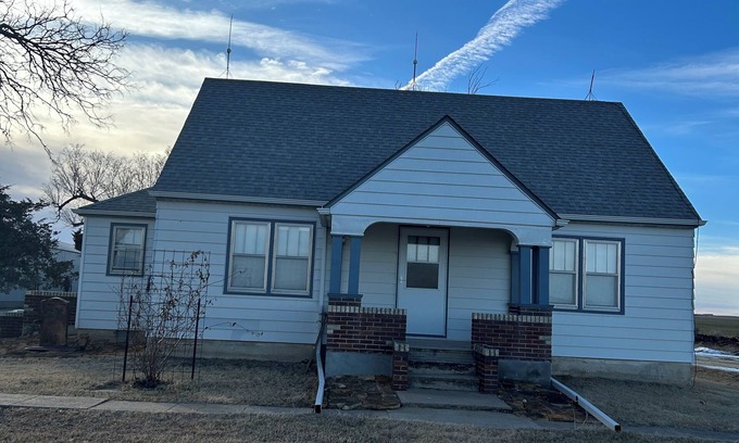 Osborne County Otro | Little House Inn - Charming 4-bedroom farmhouse with AC, WiFi near Tipton