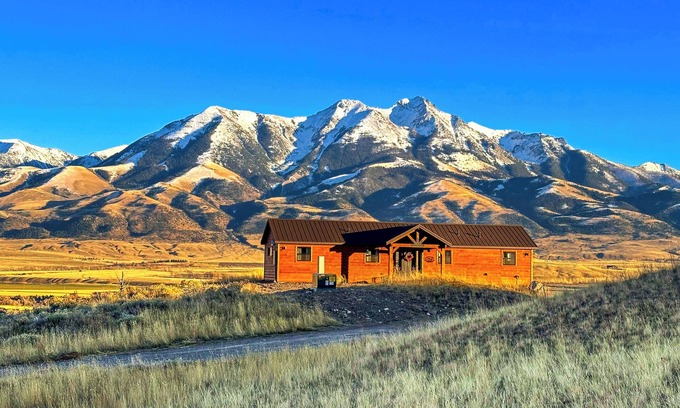 Emigrant Casa | Little Lodge at Emigrant Peak, Montana Cabin in Paradise Valley, sleeps 6