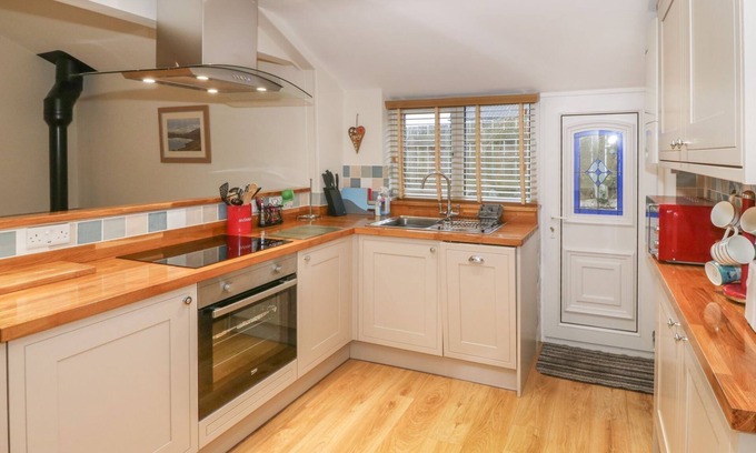 Caergeiliog Cabaña | LITTLE NETHERLEIGH, pet friendly, with open fire in Trearddur Bay