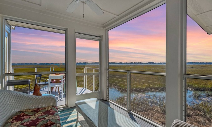 Folly Beach Condominio | Little Oak Love, Walk to Folly Beach, Beautiful Marsh Views, Balcony & Lanai