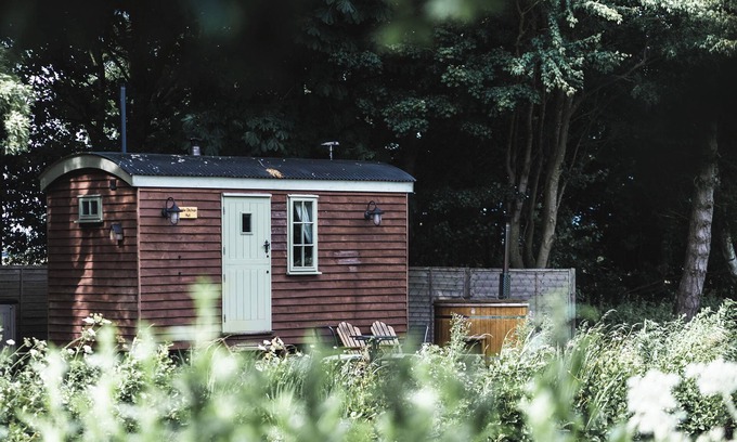 Winestead Cabaña | LITTLE OTCHAN SHEPHERD'S HUT, romantic, with hot tub in Roos