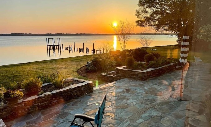 New Bern Casa | Little piece of heaven in your own back yard!