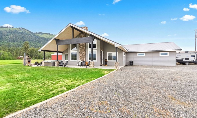 Tamarack Casa | Little Pine Lodge - Hot tub, Views, Pool table & Family fun!