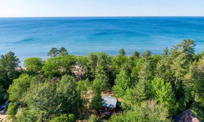 Marquette Cabina | Little Red Retreat: Lake Breezes & Cozy Nights – Summer's Calling