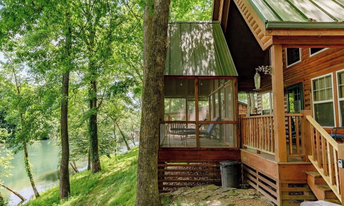 Heber Springs Cabina | Little Red River Waterfront Cabin for a perfect fishing getaway!