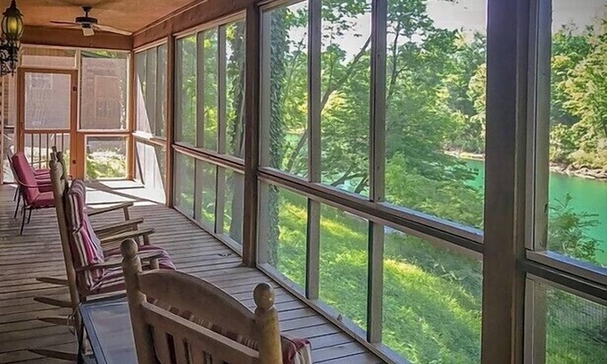 Heber Springs Cabina | Little Red River Waterfront Cabin for 5 w/ dock access and screened in porch!