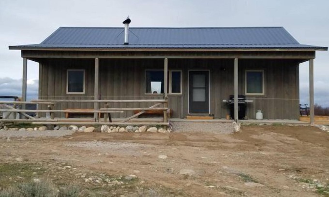 Clark Casa | Little Rocky Creek Cabin, modern amenities/wide-open Wyoming countryside/beautiful mountain views
