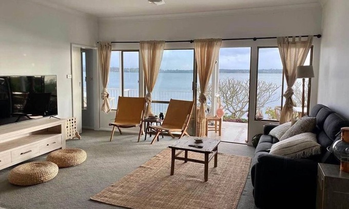 Mannering Park Casa | Little's Lakehouse Absolute Waterfront
