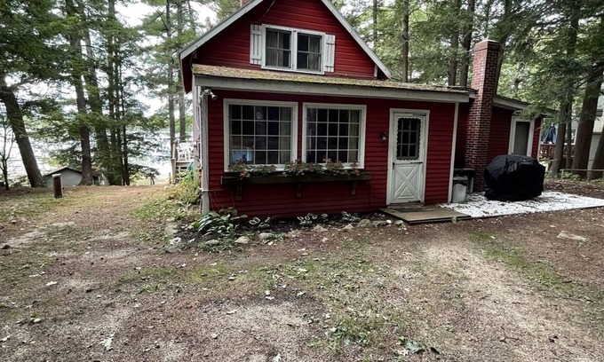 Gray Cabaña | LITTLE SEBAGO LAKE - Wonderful classic lakeside cottage