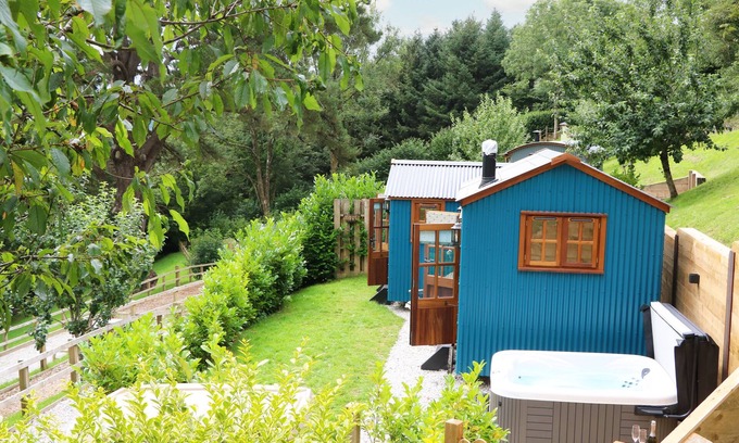 Umberleigh Cabaña | LITTLE SILVER PHEASANT, romantic, with hot tub in High Bickington
