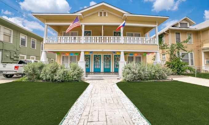 Tobin Hill Casa | Little Texas by the Pearl Brewery; A Historic Place to Relax and Hang Your Spurs