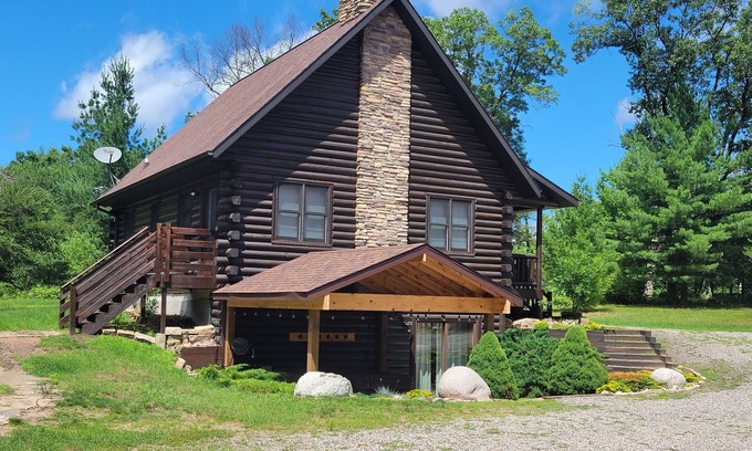 Nekoosa Cabina | Little Valley private log cabin in the woods by Lake Petenwell